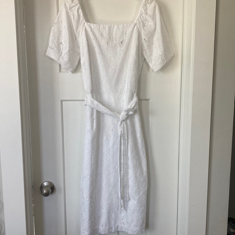 Beautiful Short Sleeve Dress 👗, White, size-2,Lined, belted.Square neckline